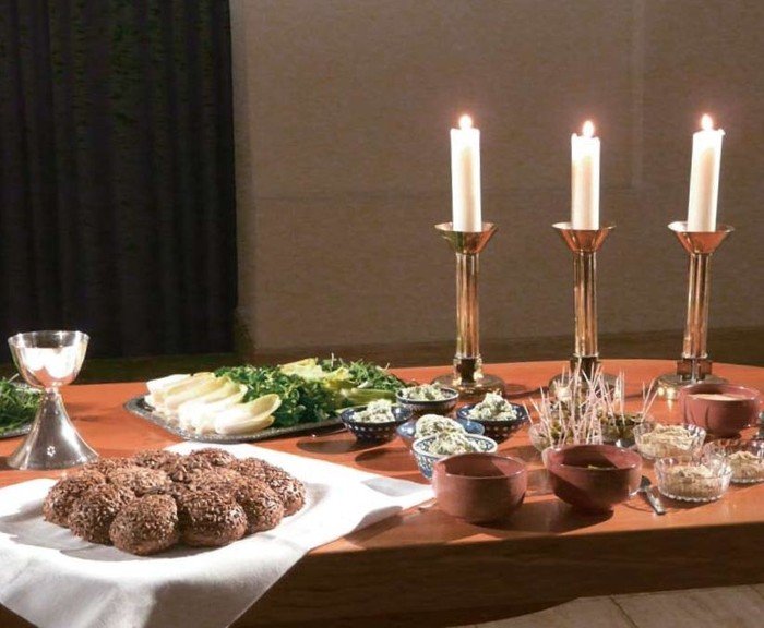 Zum Tischabendmahl gedeckter Altar